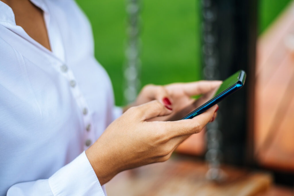 mujer con un smartphone
